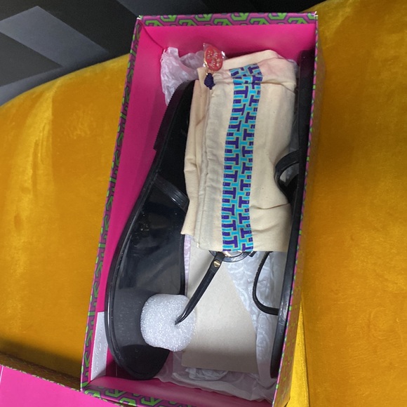 Tory Burch mini thong sandal. Great condition!Only worn a few times. Size 9 - Picture 7 of 7